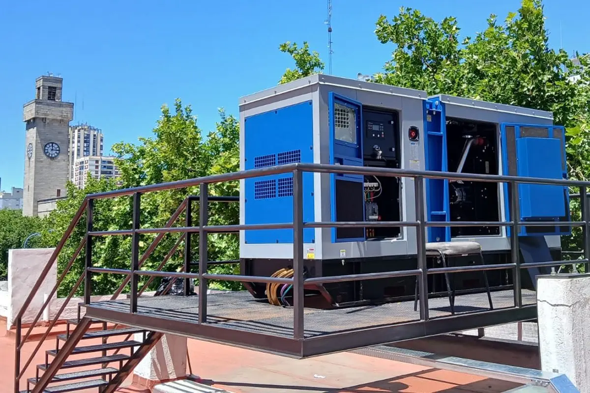 Instalación real de grupo electrógeno Cummins 200 kVA diésel en edificio