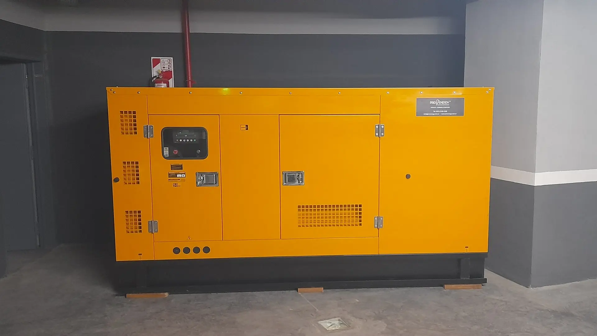 Grupo electrógeno cabinado para edificio instalado por ProEnergy