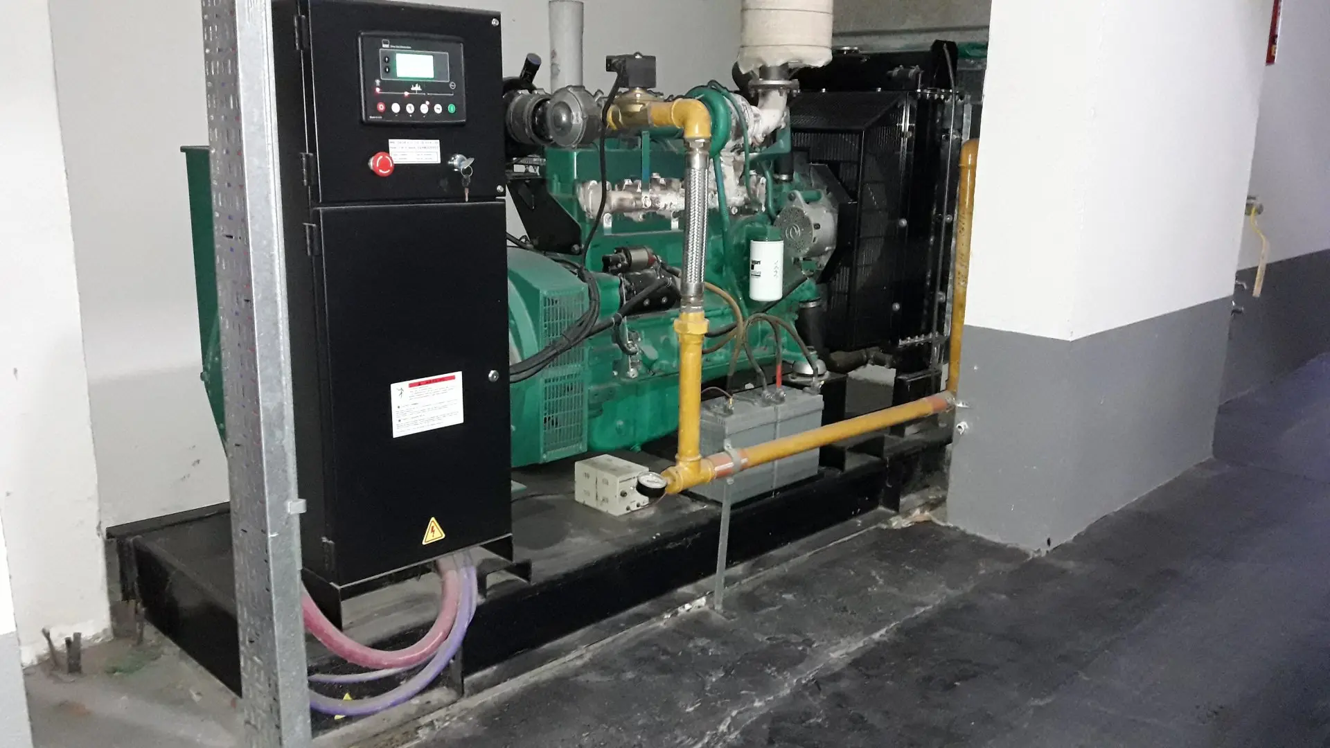 Grupo electrógeno en sala técnica para edificio o consorcio