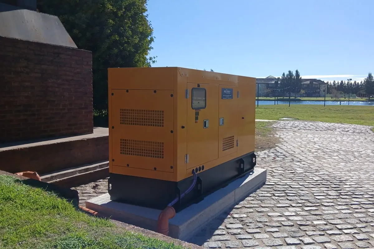 Instalación de grupo electrógeno Cummins en barrio privado náutico en Canning sobre base de hormigón