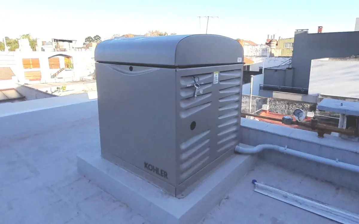 Generador eléctrico Kohler 10 kVA a gas instalado en vivienda residencial por ProEnergy